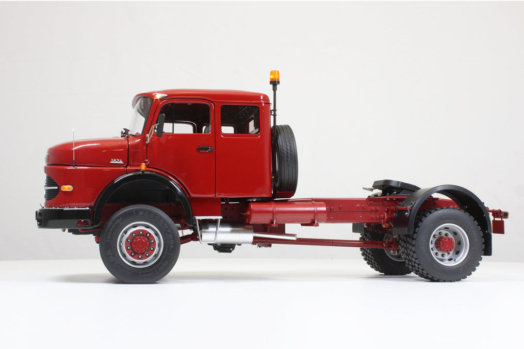 MB Round-nose with sleeping cab 2-axle tractor unit 4x4
