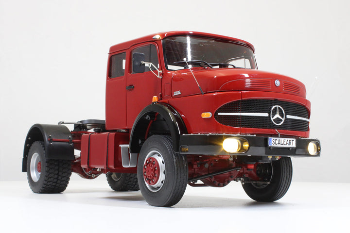 MB Round-nose with sleeping cab 2-axle tractor unit 4x4