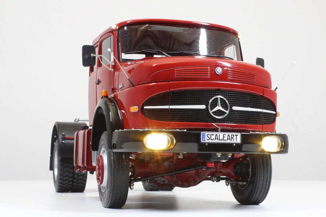 MB Round-nose with sleeping cab 2-axle tractor unit 4x4