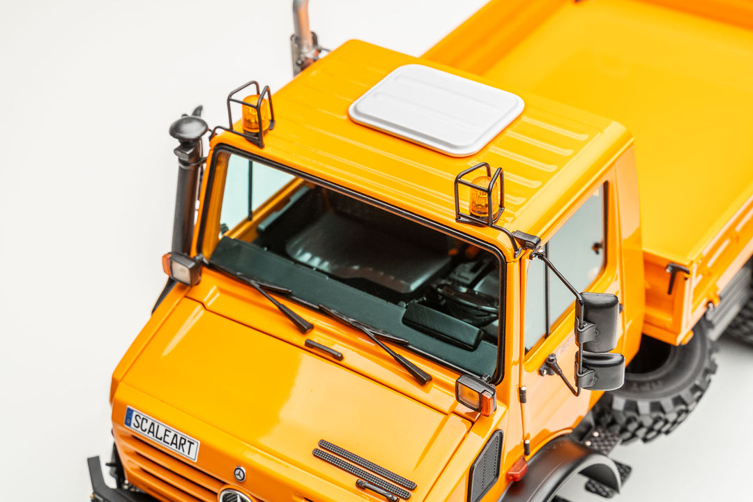 UNIMOG 3.250 mit Pritsche und Fronthydraulik