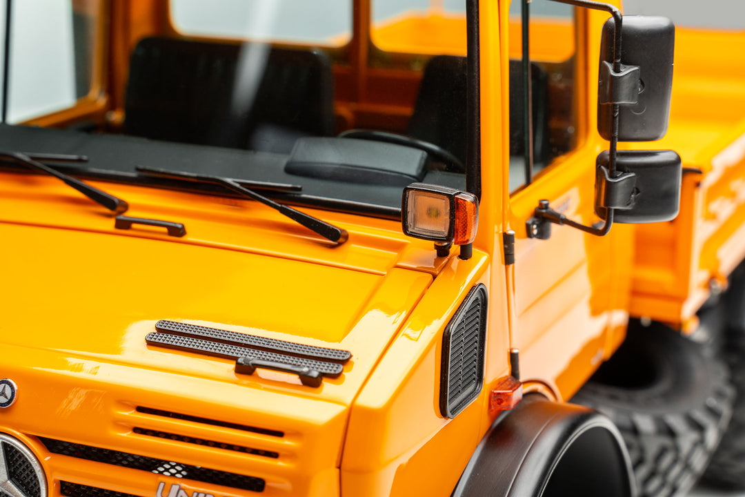 UNIMOG 3.250 mit Pritsche und Fronthydraulik