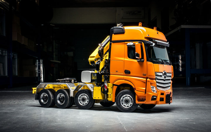 Actros/Arocs Gigaspace, 4-Achs-Sattelzugmaschine, Palfinger Ladekran