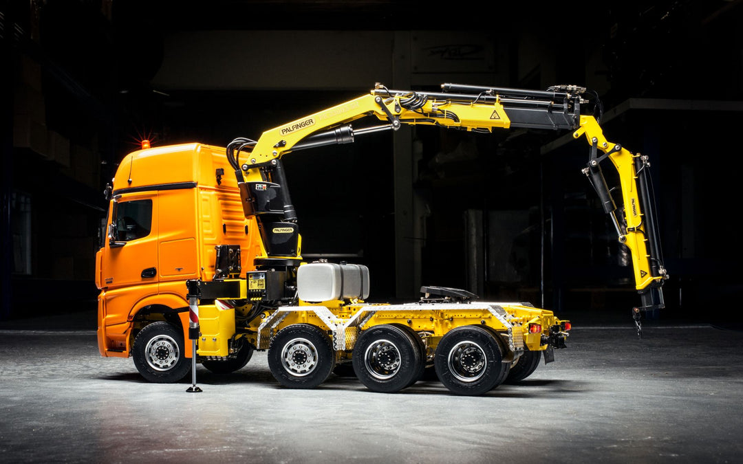 Actros/Arocs Gigaspace, 4-Achs-Sattelzugmaschine, Palfinger Ladekran